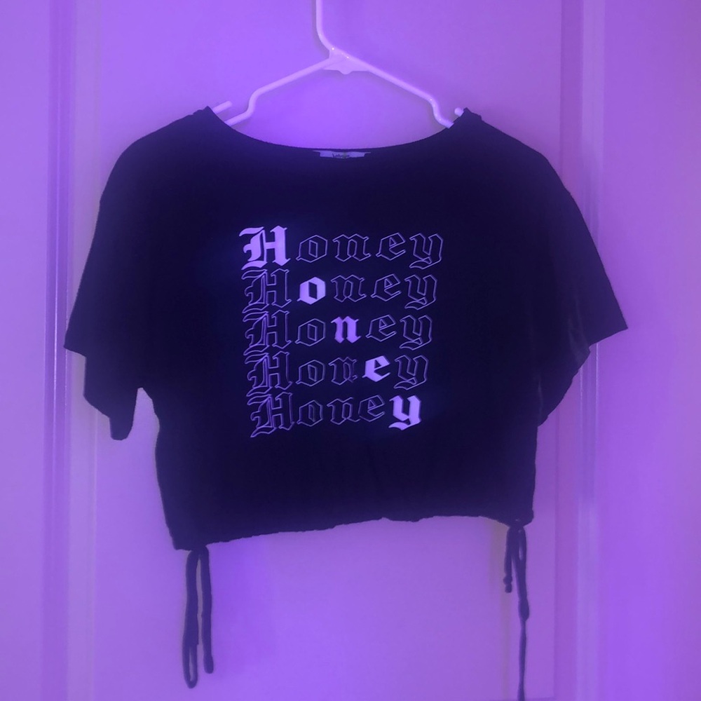 Cropped “honey” shirt